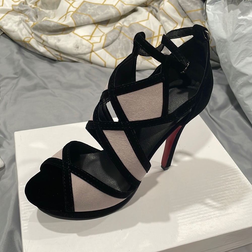 Brand new from shein. Ordered but didn’t fit and never returned.